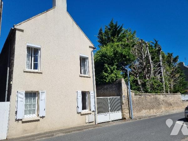 Ancien corps de ferme au bourg d' HERMANVILLE/MER à 2Kms de la plage.