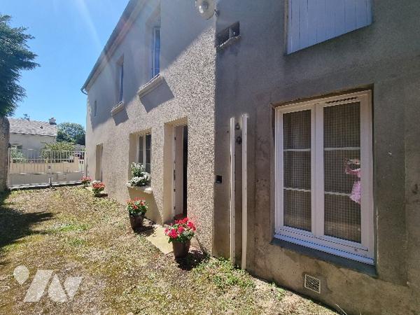 Ancien corps de ferme au bourg d' HERMANVILLE/MER à 2Kms de la plage.