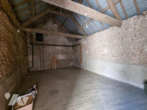 Ancien corps de ferme au bourg d' HERMANVILLE/MER à 2Kms de la plage.