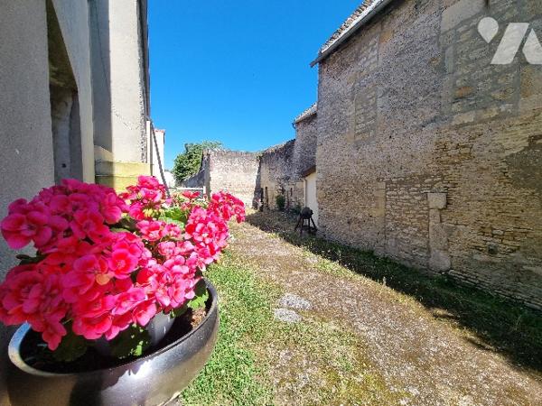 Ancien corps de ferme au bourg d' HERMANVILLE/MER à 2Kms de la plage.