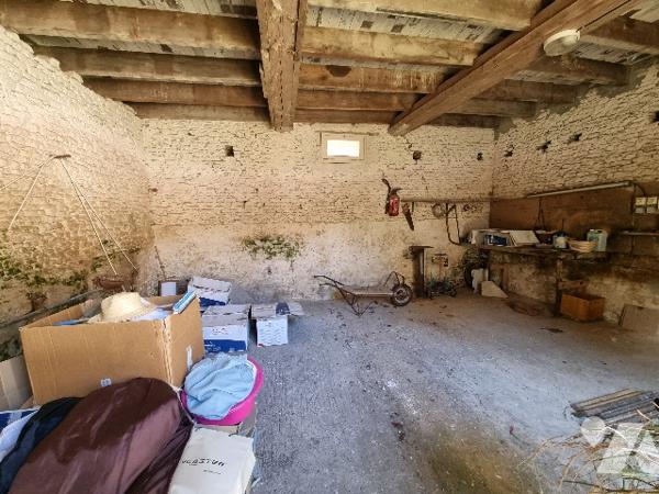 Ancien corps de ferme au bourg d' HERMANVILLE/MER à 2Kms de la plage.