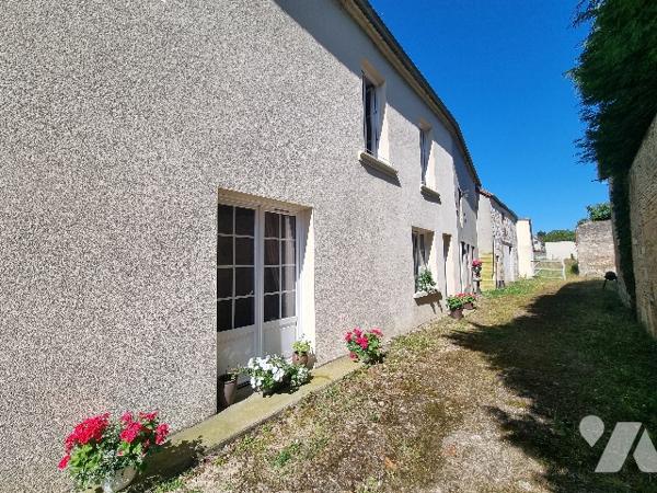 Ancien corps de ferme au bourg d' HERMANVILLE/MER à 2Kms de la plage.