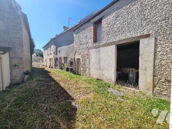 Ancien corps de ferme au bourg d' HERMANVILLE/MER à 2Kms de la plage.