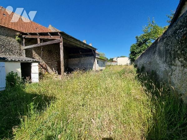 Ancien corps de ferme au bourg d' HERMANVILLE/MER à 2Kms de la plage.