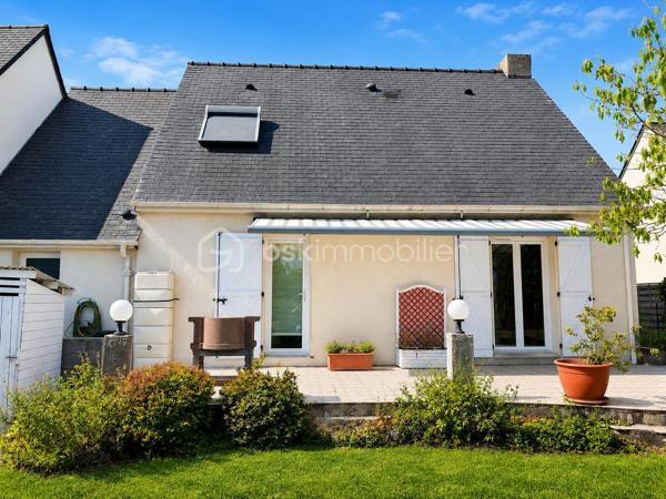 Idéalement située à deux pas du centre de Couëron, cette maison lumineuse de 98 m² habitables vous séduira par son agencement fonctionnel et ses prestations pratiques.
Elle se compose de 4 chambres, offrant un bel espace pour toute la famille.
Vous profiterez également d'une buanderie indépendante, très appréciable au quotidien, ainsi que d'un garage pour votre véhicule.
À l'extérieur, une terrasse agréable invite à profiter des beaux jours, complétée par un abri de jardin pour le rangement.
Nichée dans un quartier calme et résidentiel, cette maison bénéficie néanmoins d'une proximité immédiate avec toutes les commodités (commerces, écoles, transports) et le centre-ville de Couëron.