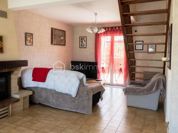 Idéalement située à deux pas du centre de Couëron, cette maison lumineuse de 98 m² habitables vous séduira par son agencement fonctionnel et ses prestations pratiques.
Elle se compose de 4 chambres, offrant un bel espace pour toute la famille.
Vous profiterez également d'une buanderie indépendante, très appréciable au quotidien, ainsi que d'un garage pour votre véhicule.
À l'extérieur, une terrasse agréable invite à profiter des beaux jours, complétée par un abri de jardin pour le rangement.
Nichée dans un quartier calme et résidentiel, cette maison bénéficie néanmoins d'une proximité immédiate avec toutes les commodités (commerces, écoles, transports) et le centre-ville de Couëron.