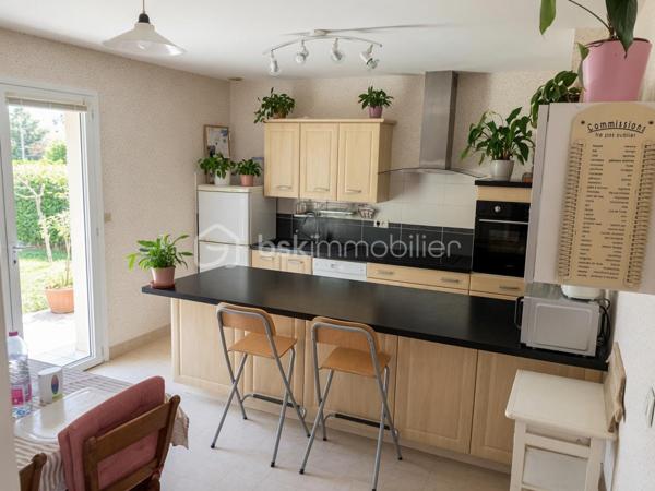 Idéalement située à deux pas du centre de Couëron, cette maison lumineuse de 98 m² habitables vous séduira par son agencement fonctionnel et ses prestations pratiques.
Elle se compose de 4 chambres, offrant un bel espace pour toute la famille.
Vous profiterez également d'une buanderie indépendante, très appréciable au quotidien, ainsi que d'un garage pour votre véhicule.
À l'extérieur, une terrasse agréable invite à profiter des beaux jours, complétée par un abri de jardin pour le rangement.
Nichée dans un quartier calme et résidentiel, cette maison bénéficie néanmoins d'une proximité immédiate avec toutes les commodités (commerces, écoles, transports) et le centre-ville de Couëron.