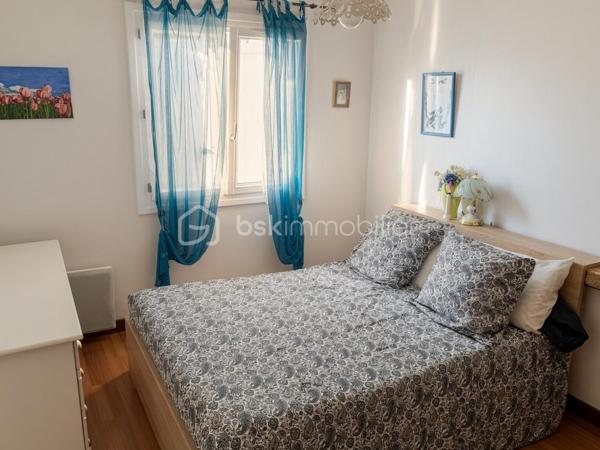 Idéalement située à deux pas du centre de Couëron, cette maison lumineuse de 98 m² habitables vous séduira par son agencement fonctionnel et ses prestations pratiques.
Elle se compose de 4 chambres, offrant un bel espace pour toute la famille.
Vous profiterez également d'une buanderie indépendante, très appréciable au quotidien, ainsi que d'un garage pour votre véhicule.
À l'extérieur, une terrasse agréable invite à profiter des beaux jours, complétée par un abri de jardin pour le rangement.
Nichée dans un quartier calme et résidentiel, cette maison bénéficie néanmoins d'une proximité immédiate avec toutes les commodités (commerces, écoles, transports) et le centre-ville de Couëron.