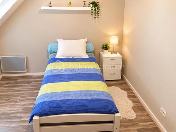 Idéalement située à deux pas du centre de Couëron, cette maison lumineuse de 98 m² habitables vous séduira par son agencement fonctionnel et ses prestations pratiques.
Elle se compose de 4 chambres, offrant un bel espace pour toute la famille.
Vous profiterez également d'une buanderie indépendante, très appréciable au quotidien, ainsi que d'un garage pour votre véhicule.
À l'extérieur, une terrasse agréable invite à profiter des beaux jours, complétée par un abri de jardin pour le rangement.
Nichée dans un quartier calme et résidentiel, cette maison bénéficie néanmoins d'une proximité immédiate avec toutes les commodités (commerces, écoles, transports) et le centre-ville de Couëron.