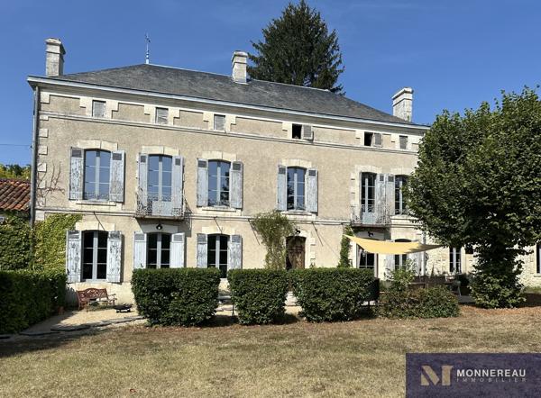 MAISON DE MAITRE AVEC PARC ET PISCINE MONTGUYON (17) - Entre ANGOULEME et BORDEAUX - À proximité du bourg et de ses services, élégante demeure en pierre d’environ 258 m² habitables, édifiée au cœur d’un environnement verdoyant sur un terrain d’environ 1,8 hectare à délimiter. Détails des diagnostics énergétiques
