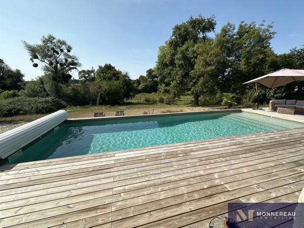 MAISON DE MAITRE AVEC PARC ET PISCINE MONTGUYON (17) - Entre ANGOULEME et BORDEAUX - À proximité du bourg et de ses services, élégante demeure en pierre d’environ 258 m² habitables, édifiée au cœur d’un environnement verdoyant sur un terrain d’environ 1,8 hectare à délimiter. Détails des diagnostics énergétiques