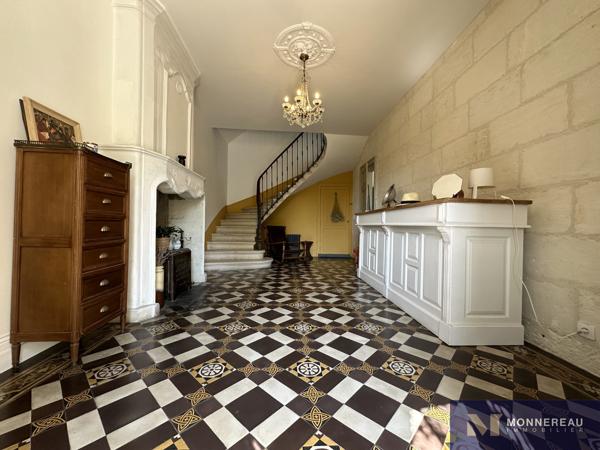 MAISON DE MAITRE AVEC PARC ET PISCINE MONTGUYON (17) - Entre ANGOULEME et BORDEAUX - À proximité du bourg et de ses services, élégante demeure en pierre d’environ 258 m² habitables, édifiée au cœur d’un environnement verdoyant sur un terrain d’environ 1,8 hectare à délimiter. Détails des diagnostics énergétiques