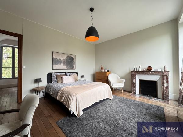 MAISON DE MAITRE AVEC PARC ET PISCINE MONTGUYON (17) - Entre ANGOULEME et BORDEAUX - À proximité du bourg et de ses services, élégante demeure en pierre d’environ 258 m² habitables, édifiée au cœur d’un environnement verdoyant sur un terrain d’environ 1,8 hectare à délimiter. Détails des diagnostics énergétiques