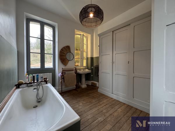 MAISON DE MAITRE AVEC PARC ET PISCINE MONTGUYON (17) - Entre ANGOULEME et BORDEAUX - À proximité du bourg et de ses services, élégante demeure en pierre d’environ 258 m² habitables, édifiée au cœur d’un environnement verdoyant sur un terrain d’environ 1,8 hectare à délimiter. Détails des diagnostics énergétiques