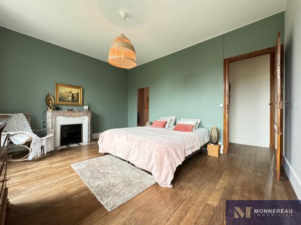 MAISON DE MAITRE AVEC PARC ET PISCINE MONTGUYON (17) - Entre ANGOULEME et BORDEAUX - À proximité du bourg et de ses services, élégante demeure en pierre d’environ 258 m² habitables, édifiée au cœur d’un environnement verdoyant sur un terrain d’environ 1,8 hectare à délimiter. Détails des diagnostics énergétiques