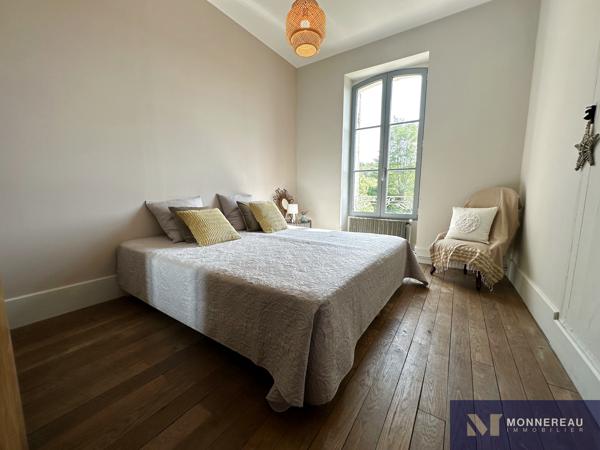 MAISON DE MAITRE AVEC PARC ET PISCINE MONTGUYON (17) - Entre ANGOULEME et BORDEAUX - À proximité du bourg et de ses services, élégante demeure en pierre d’environ 258 m² habitables, édifiée au cœur d’un environnement verdoyant sur un terrain d’environ 1,8 hectare à délimiter. Détails des diagnostics énergétiques
