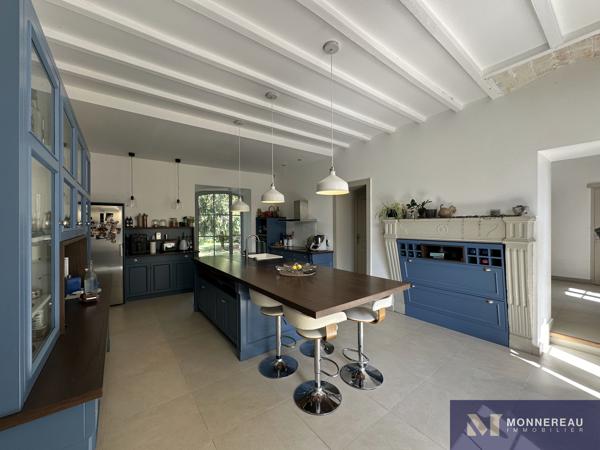 MAISON DE MAITRE AVEC PARC ET PISCINE MONTGUYON (17) - Entre ANGOULEME et BORDEAUX - À proximité du bourg et de ses services, élégante demeure en pierre d’environ 258 m² habitables, édifiée au cœur d’un environnement verdoyant sur un terrain d’environ 1,8 hectare à délimiter. Détails des diagnostics énergétiques