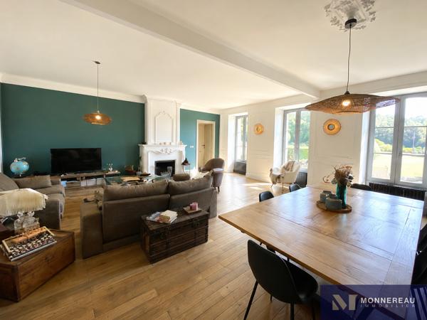 MAISON DE MAITRE AVEC PARC ET PISCINE MONTGUYON (17) - Entre ANGOULEME et BORDEAUX - À proximité du bourg et de ses services, élégante demeure en pierre d’environ 258 m² habitables, édifiée au cœur d’un environnement verdoyant sur un terrain d’environ 1,8 hectare à délimiter. Détails des diagnostics énergétiques
