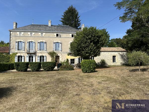 MAISON DE MAITRE AVEC PARC ET PISCINE MONTGUYON (17) - Entre ANGOULEME et BORDEAUX - À proximité du bourg et de ses services, élégante demeure en pierre d’environ 258 m² habitables, édifiée au cœur d’un environnement verdoyant sur un terrain d’environ 1,8 hectare à délimiter. Détails des diagnostics énergétiques