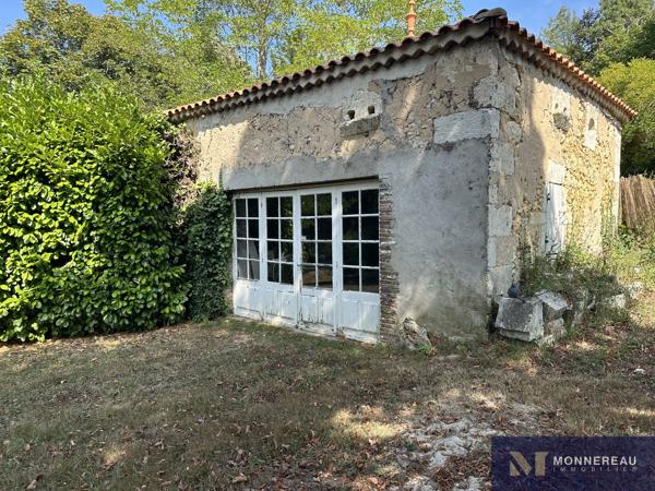 MAISON DE MAITRE AVEC PARC ET PISCINE MONTGUYON (17) - Entre ANGOULEME et BORDEAUX - À proximité du bourg et de ses services, élégante demeure en pierre d’environ 258 m² habitables, édifiée au cœur d’un environnement verdoyant sur un terrain d’environ 1,8 hectare à délimiter. Détails des diagnostics énergétiques