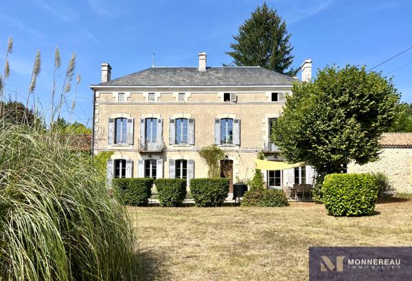MAISON DE MAITRE AVEC PARC ET PISCINE MONTGUYON (17) - Entre ANGOULEME et BORDEAUX - À proximité du bourg et de ses services, élégante demeure en pierre d’environ 258 m² habitables, édifiée au cœur d’un environnement verdoyant sur un terrain d’environ 1,8 hectare à délimiter. Détails des diagnostics énergétiques