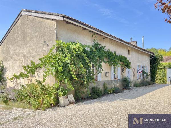 MAISON DE MAITRE AVEC PARC ET PISCINE MONTGUYON (17) - Entre ANGOULEME et BORDEAUX - À proximité du bourg et de ses services, élégante demeure en pierre d’environ 258 m² habitables, édifiée au cœur d’un environnement verdoyant sur un terrain d’environ 1,8 hectare à délimiter. Détails des diagnostics énergétiques