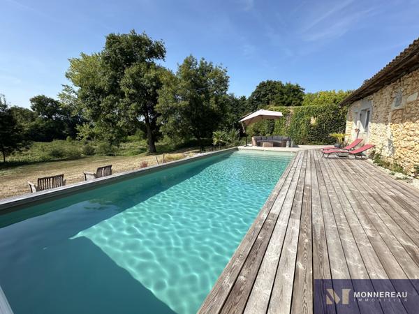 MAISON DE MAITRE AVEC PARC ET PISCINE MONTGUYON (17) - Entre ANGOULEME et BORDEAUX - À proximité du bourg et de ses services, élégante demeure en pierre d’environ 258 m² habitables, édifiée au cœur d’un environnement verdoyant sur un terrain d’environ 1,8 hectare à délimiter. Détails des diagnostics énergétiques