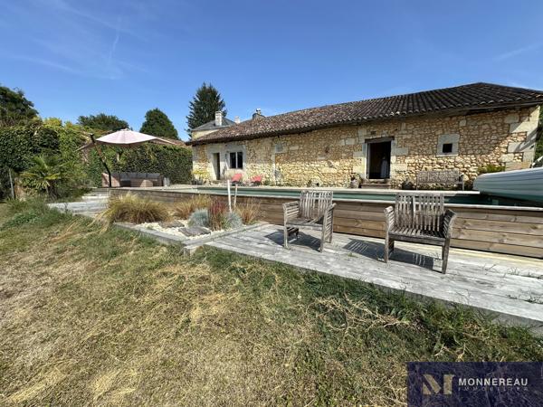 MAISON DE MAITRE AVEC PARC ET PISCINE MONTGUYON (17) - Entre ANGOULEME et BORDEAUX - À proximité du bourg et de ses services, élégante demeure en pierre d’environ 258 m² habitables, édifiée au cœur d’un environnement verdoyant sur un terrain d’environ 1,8 hectare à délimiter. Détails des diagnostics énergétiques
