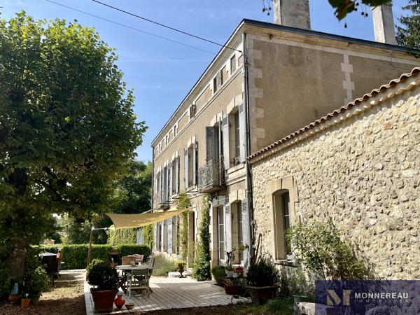 MAISON DE MAITRE AVEC PARC ET PISCINE MONTGUYON (17) - Entre ANGOULEME et BORDEAUX - À proximité du bourg et de ses services, élégante demeure en pierre d’environ 258 m² habitables, édifiée au cœur d’un environnement verdoyant sur un terrain d’environ 1,8 hectare à délimiter. Détails des diagnostics énergétiques