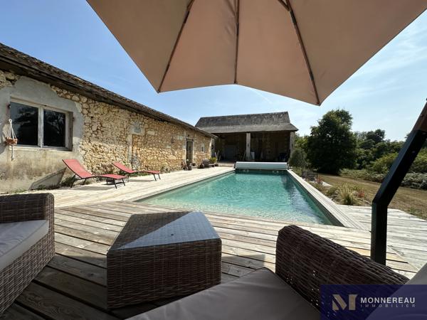 MAISON DE MAITRE AVEC PARC ET PISCINE MONTGUYON (17) - Entre ANGOULEME et BORDEAUX - À proximité du bourg et de ses services, élégante demeure en pierre d’environ 258 m² habitables, édifiée au cœur d’un environnement verdoyant sur un terrain d’environ 1,8 hectare à délimiter. Détails des diagnostics énergétiques