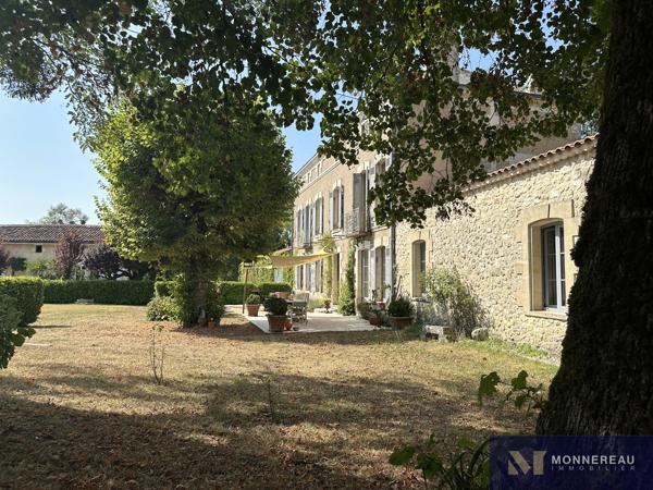 MAISON DE MAITRE AVEC PARC ET PISCINE MONTGUYON (17) - Entre ANGOULEME et BORDEAUX - À proximité du bourg et de ses services, élégante demeure en pierre d’environ 258 m² habitables, édifiée au cœur d’un environnement verdoyant sur un terrain d’environ 1,8 hectare à délimiter. Détails des diagnostics énergétiques
