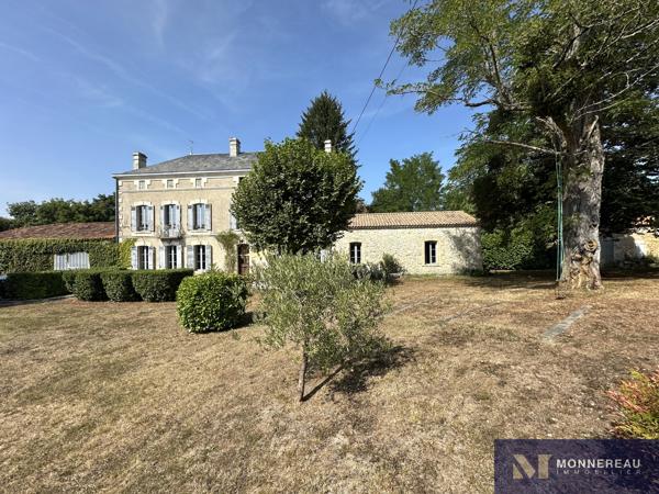 MAISON DE MAITRE AVEC PARC ET PISCINE MONTGUYON (17) - Entre ANGOULEME et BORDEAUX - À proximité du bourg et de ses services, élégante demeure en pierre d’environ 258 m² habitables, édifiée au cœur d’un environnement verdoyant sur un terrain d’environ 1,8 hectare à délimiter. Détails des diagnostics énergétiques