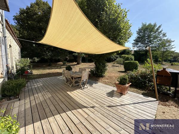 MAISON DE MAITRE AVEC PARC ET PISCINE MONTGUYON (17) - Entre ANGOULEME et BORDEAUX - À proximité du bourg et de ses services, élégante demeure en pierre d’environ 258 m² habitables, édifiée au cœur d’un environnement verdoyant sur un terrain d’environ 1,8 hectare à délimiter. Détails des diagnostics énergétiques