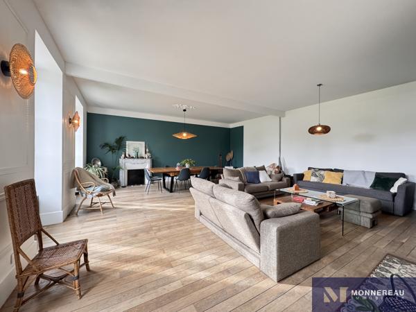 MAISON DE MAITRE AVEC PARC ET PISCINE MONTGUYON (17) - Entre ANGOULEME et BORDEAUX - À proximité du bourg et de ses services, élégante demeure en pierre d’environ 258 m² habitables, édifiée au cœur d’un environnement verdoyant sur un terrain d’environ 1,8 hectare à délimiter. Détails des diagnostics énergétiques