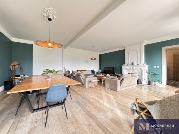 MAISON DE MAITRE AVEC PARC ET PISCINE MONTGUYON (17) - Entre ANGOULEME et BORDEAUX - À proximité du bourg et de ses services, élégante demeure en pierre d’environ 258 m² habitables, édifiée au cœur d’un environnement verdoyant sur un terrain d’environ 1,8 hectare à délimiter. Détails des diagnostics énergétiques