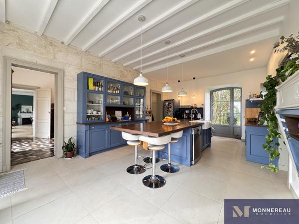 MAISON DE MAITRE AVEC PARC ET PISCINE MONTGUYON (17) - Entre ANGOULEME et BORDEAUX - À proximité du bourg et de ses services, élégante demeure en pierre d’environ 258 m² habitables, édifiée au cœur d’un environnement verdoyant sur un terrain d’environ 1,8 hectare à délimiter. Détails des diagnostics énergétiques