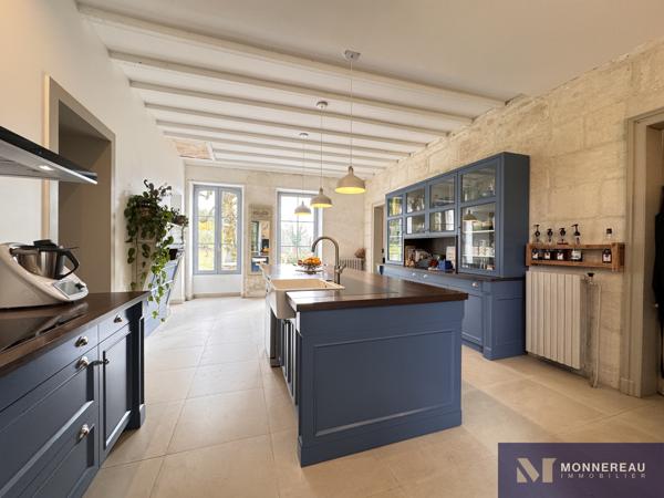 MAISON DE MAITRE AVEC PARC ET PISCINE MONTGUYON (17) - Entre ANGOULEME et BORDEAUX - À proximité du bourg et de ses services, élégante demeure en pierre d’environ 258 m² habitables, édifiée au cœur d’un environnement verdoyant sur un terrain d’environ 1,8 hectare à délimiter. Détails des diagnostics énergétiques