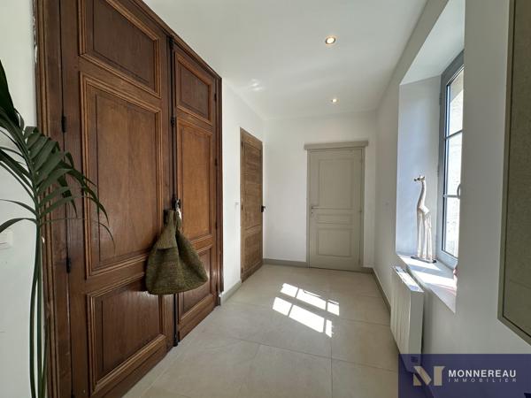 MAISON DE MAITRE AVEC PARC ET PISCINE MONTGUYON (17) - Entre ANGOULEME et BORDEAUX - À proximité du bourg et de ses services, élégante demeure en pierre d’environ 258 m² habitables, édifiée au cœur d’un environnement verdoyant sur un terrain d’environ 1,8 hectare à délimiter. Détails des diagnostics énergétiques