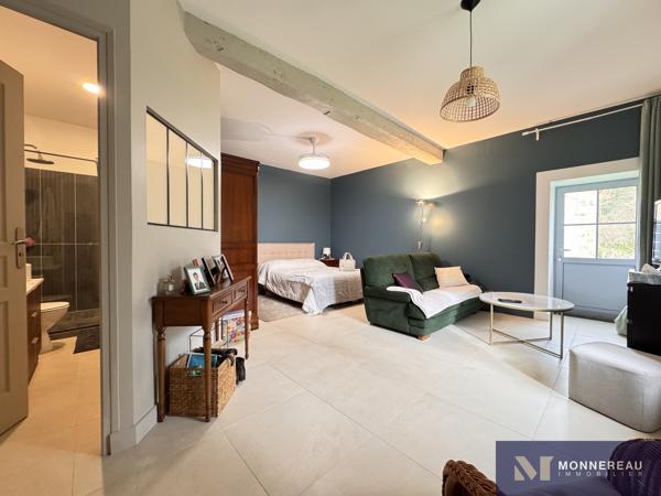 MAISON DE MAITRE AVEC PARC ET PISCINE MONTGUYON (17) - Entre ANGOULEME et BORDEAUX - À proximité du bourg et de ses services, élégante demeure en pierre d’environ 258 m² habitables, édifiée au cœur d’un environnement verdoyant sur un terrain d’environ 1,8 hectare à délimiter. Détails des diagnostics énergétiques