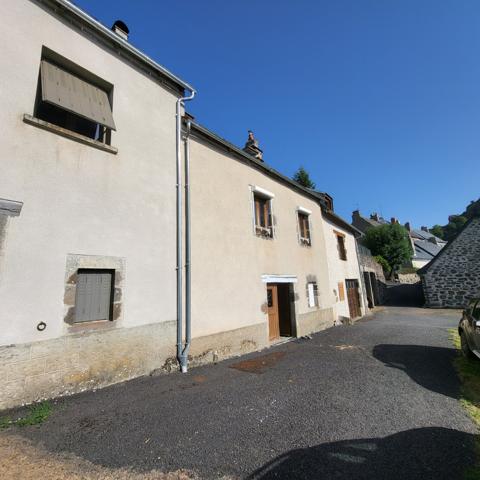 Maison de bourg en pierres Apchon (15400)