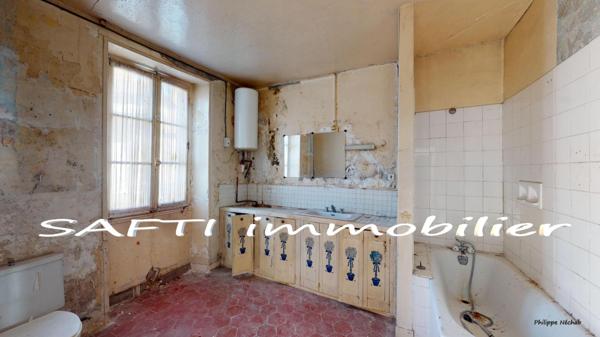 Maison ancienne de 160m2 + grange 40m2 + jardin 950m2 / RENOVATION TOTALE