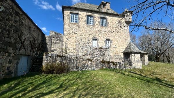 Manoir du XIVe siècle : Authenticité, Air pur et Golf entre l'Aubrac et les Monts du Cantal Laguiole