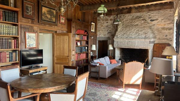 Manoir du XIVe siècle : Authenticité, Air pur et Golf entre l'Aubrac et les Monts du Cantal Laguiole