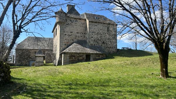 Manoir du XIVe siècle : Authenticité, Air pur et Golf entre l'Aubrac et les Monts du Cantal Laguiole