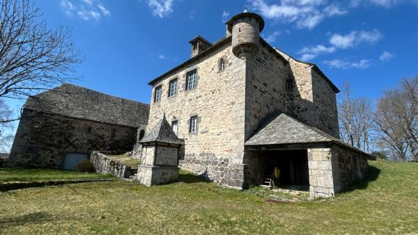 Manoir du XIVe siècle : Authenticité, Air pur et Golf entre l'Aubrac et les Monts du Cantal Laguiole