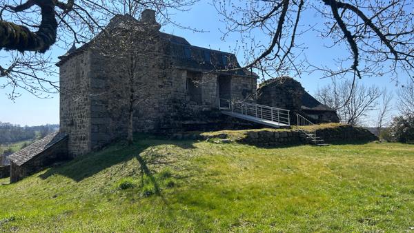 Manoir du XIVe siècle : Authenticité, Air pur et Golf entre l'Aubrac et les Monts du Cantal Laguiole