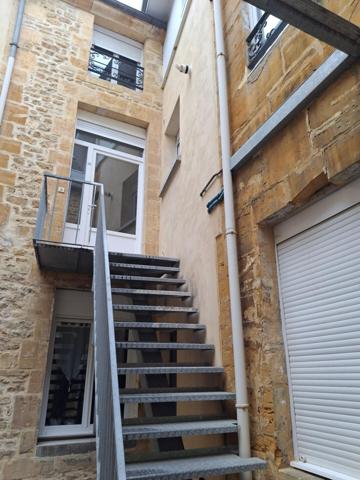 En fond de cour, ensemble immobilier de 2 maisons avec cour privative