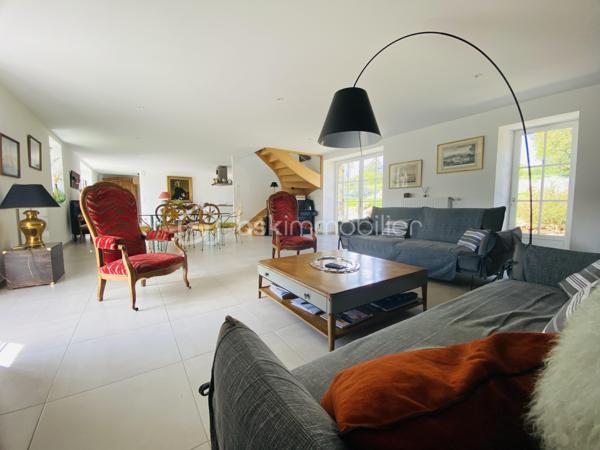 Située en plein cœur de Plouër-sur-Rance, cette ravissante longère de 170 m², entièrement rénovée en 2019, offre une belle lumière traversante et une agréable exposition. Implantée au calme, sur un terrain clos et arboré de plus de 1 000 m², elle bénéficie d’un environnement privilégié, à proximité du bourg, des commerces et des sentiers de promenade — idéal pour une vie de famille paisible.

- Au rez-de-chaussée, vous découvrirez une spacieuse pièce de vie de plus de 80 m² comprenant un salon-séjour lumineux et une cuisine américaine entièrement aménagée et équipée, avec buanderie et toilettes séparées.
- À l’étage, un couloir dessert cinq chambres confortables, une salle de bain, salle d’eau et des toilettes indépendantes.

La propriété dispose également d’une dépendance attenante de plus de 66 m², avec arrivées d’eau déjà en place, offrant un beau potentiel pour la création d’un logement supplémentaire à rénover.

Une propriété clé en main, il ne reste plus qu’à poser vos valises et savourer la douceur de vivre.
Je suis place, Mr CHASSIN – 06 71 83 14 47