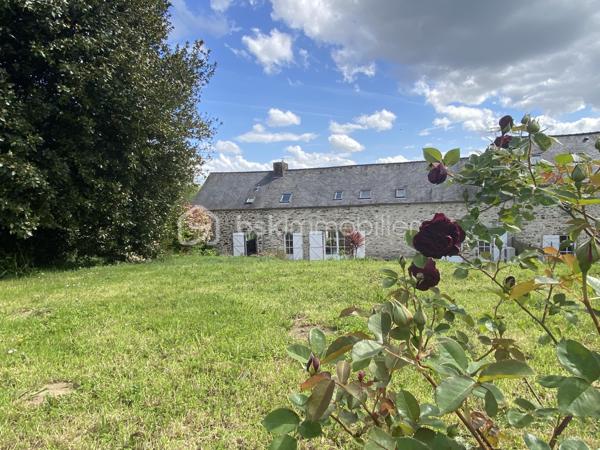 Située en plein cœur de Plouër-sur-Rance, cette ravissante longère de 170 m², entièrement rénovée en 2019, offre une belle lumière traversante et une agréable exposition. Implantée au calme, sur un terrain clos et arboré de plus de 1 000 m², elle bénéficie d’un environnement privilégié, à proximité du bourg, des commerces et des sentiers de promenade — idéal pour une vie de famille paisible.

- Au rez-de-chaussée, vous découvrirez une spacieuse pièce de vie de plus de 80 m² comprenant un salon-séjour lumineux et une cuisine américaine entièrement aménagée et équipée, avec buanderie et toilettes séparées.
- À l’étage, un couloir dessert cinq chambres confortables, une salle de bain, salle d’eau et des toilettes indépendantes.

La propriété dispose également d’une dépendance attenante de plus de 66 m², avec arrivées d’eau déjà en place, offrant un beau potentiel pour la création d’un logement supplémentaire à rénover.

Une propriété clé en main, il ne reste plus qu’à poser vos valises et savourer la douceur de vivre.
Je suis place, Mr CHASSIN – 06 71 83 14 47
