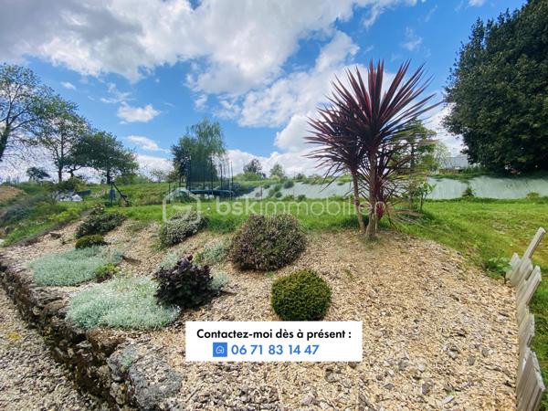 Située en plein cœur de Plouër-sur-Rance, cette ravissante longère de 170 m², entièrement rénovée en 2019, offre une belle lumière traversante et une agréable exposition. Implantée au calme, sur un terrain clos et arboré de plus de 1 000 m², elle bénéficie d’un environnement privilégié, à proximité du bourg, des commerces et des sentiers de promenade — idéal pour une vie de famille paisible.

- Au rez-de-chaussée, vous découvrirez une spacieuse pièce de vie de plus de 80 m² comprenant un salon-séjour lumineux et une cuisine américaine entièrement aménagée et équipée, avec buanderie et toilettes séparées.
- À l’étage, un couloir dessert cinq chambres confortables, une salle de bain, salle d’eau et des toilettes indépendantes.

La propriété dispose également d’une dépendance attenante de plus de 66 m², avec arrivées d’eau déjà en place, offrant un beau potentiel pour la création d’un logement supplémentaire à rénover.

Une propriété clé en main, il ne reste plus qu’à poser vos valises et savourer la douceur de vivre.
Je suis place, Mr CHASSIN – 06 71 83 14 47